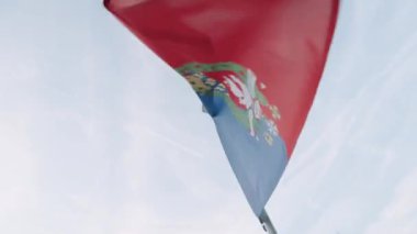 2019 yazında bir sürat teknesinin kıç tarafına dikilmiş parıldayan Fransız bayrağı.