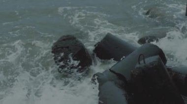 Baltık Denizi 'nde güçlü dalgalar. Dalgalar dalgayı vurur