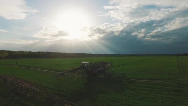 Çok büyük bir tarım traktörü yeni ekinler ekmeye hazırlanmak için tarlaya gübre saçıyor. bahar — Stok video