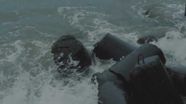 Onde forti nel Mar Baltico. onde hanno colpito l'Onda — Video Stock