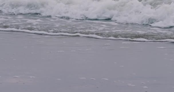 Pequeñas pilas de tormenta en el Mar Báltico, 4k — Vídeo de stock