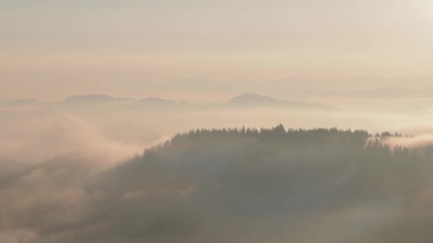 Zeitraffer beweglicher Wolken am blauen Himmel über dem Gebirge. Europa — Stockvideo