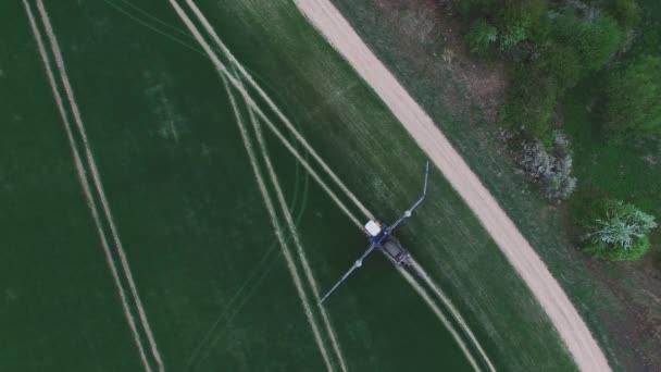Bardzo duży ciągnik rolniczy rozrzuca obornik na polu w celu przygotowania do siewu nowych upraw. — Wideo stockowe