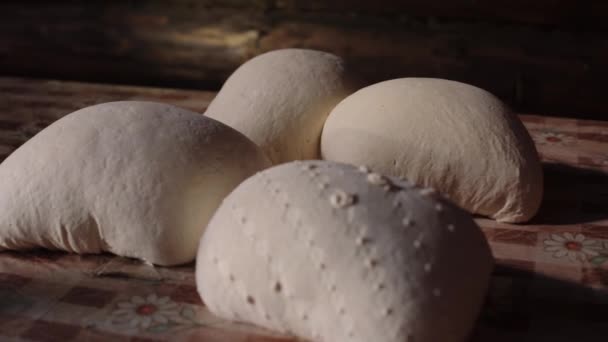 Grote vers gemaakte kaaskoppen op een houten tafel in zacht licht. — Stockvideo