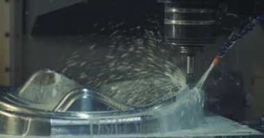 Metal değirmeni çalışıyor. CNC makinelerinin hassas endüstriyel mekanizması, genel plan