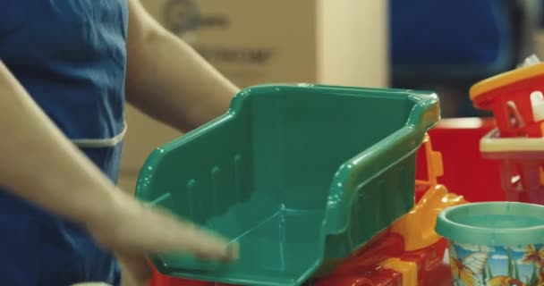 Mains féminines font voiture en plastique à partir de pièces de rechange — Video