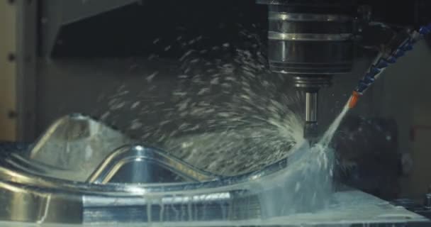 Fresado de metal. Mecanizado industrial de precisión de máquinas CNC, plano general — Vídeo de stock