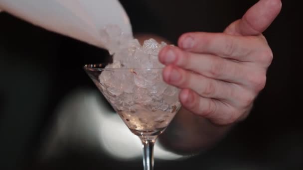 Cubos de gelo em um copo com refrigerante. Perto. Cocktail no café. Um bar de cocktails. Devagar — Vídeo de Stock