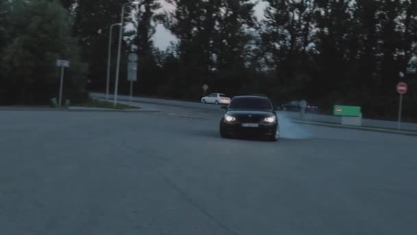 Drag carro de corrida queima borracha fora de seus pneus em preparação para a corrida — Vídeo de Stock