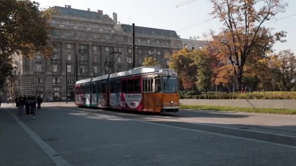 Βουδαπέστη κέντρο Το σύμβολο της Βουδαπέστης είναι ένα κίτρινο τραμ. Καλοκαίρι 2019. υψηλής ταχύτητας τραμ στην οδό της πόλης. Τραμ μέσα. Ηλιοφάνεια — Αρχείο Βίντεο