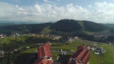 Hava görüntüleri. Bukovel - Ukrayna 'nın en popüler dağ beldesi. 4 bin. Büyük oteller.