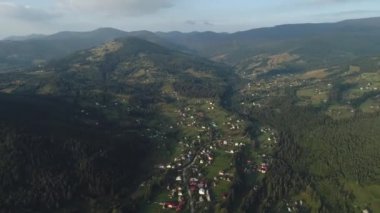 Ukrayna dağlarındaki köyün muhteşem manzarası. Karpatlar 2019
