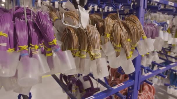 Panorama da fábrica de cabos de carro, fechamento da cor do cabo — Vídeo de Stock