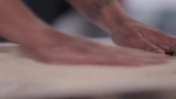 Крупный план человека, делающего тесто для пиццы или готовящего тесто на кухне традиционный повар-пекарь, готовящий свежее тесто для муки — стоковое видео