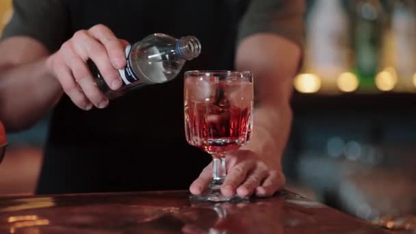 Ein Zeitlupenvideo eines Mixologen, der einen Aperol-Spritz-Cocktail herstellt. — Stockvideo