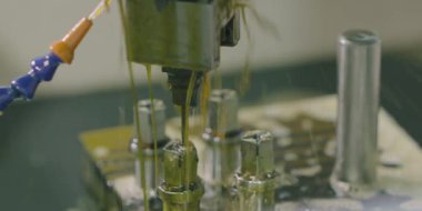 Metal işleme süreci. Metal parçalarının hassas endüstriyel CNC makineleri, değirmeni keserek. Sondaj parçaları. Kamerada çekildi Kırmızı W