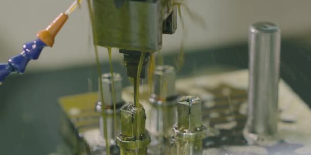 El proceso de molienda de procesamiento de metales. Mecanizado CNC industrial de precisión de piezas metálicas mediante molino de corte. partes de perforación. filmado en la cámara rojo escarlata w — Vídeos de Stock