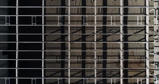 Zeitraffer-Aufnahmen einer Großbaustelle mit mehreren belebten Kränen in der Abenddämmerung, mit klarem blauem Himmel und der untergehenden Sonne — Stockvideo