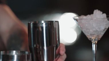 Barmen buzları karıştırıcıya koyuyor. Parazit. yakın plan
