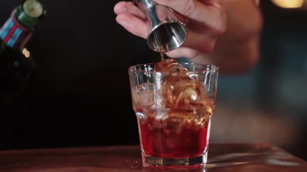 Närbild av bartender hand förbereda björnbär smoothie med grapefrukt. Han häller ingredienserna i en cocktail — Stockvideo
