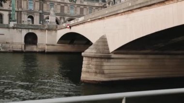 Gemi Paris 'te köprünün altından geçiyor. Fransa