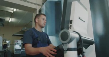 Ekran görüntüsü. CNC makine yönetim ekranı. Lazer kesme makinesi. CNC makinesindeki adam. RED EPIC-W 4K kamera ile çekildi.