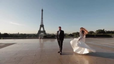 Paris, Fransa, Eiffel Kulesi 'nin arka planında dönen gelin, Trocadero
