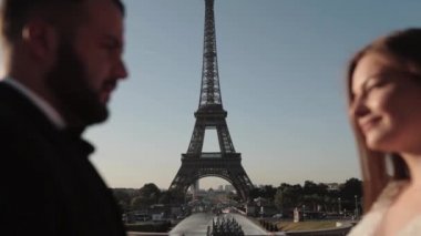 Eiffel Towe 'un arka planında öpüşen çift. Parice, Fransa