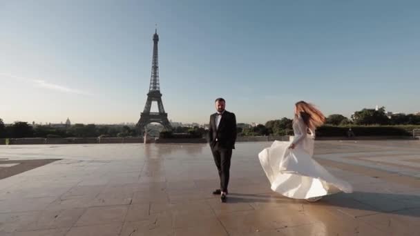 프랑스 파리, 트 로카데로에 있는 에펠 탑 뒤에서 회전하는 신부 — 비디오