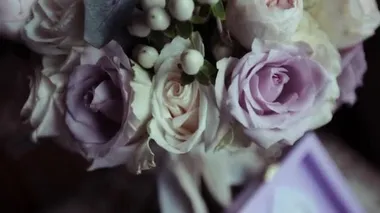 Bir buket taze çiçek. Bir buket taze çiçek. Düğün buketi. Düğün çiçekçisi olarak. Kapatın. düğün dekoru.