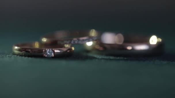 Defocus обручальные кольца на темно-зеленом фоне Стоковый Видеоролик