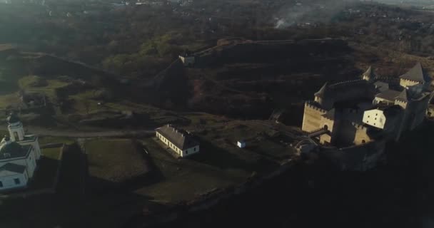 Украина, Хотинская крепость в городе Хотин Черновицкой области под голубым небом Стоковое Видео