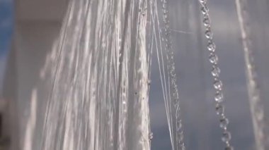 Düğün dekorasyonu, sokak dekorasyonu, çiçeklerle süslenmiş düğün kemeri. Dekoratif kristaller kapanıyor