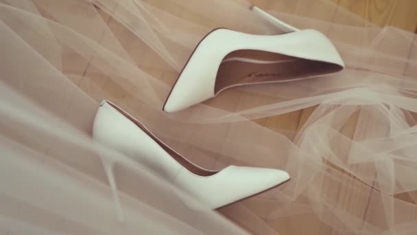 Les chaussures de mariée reposent sur le voile Vidéo De Stock