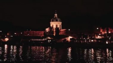 Paris Sanat Akademisi 'ndeki Seine Nehri boyunca yüzen bir geminin gece görüşü. Fransa.