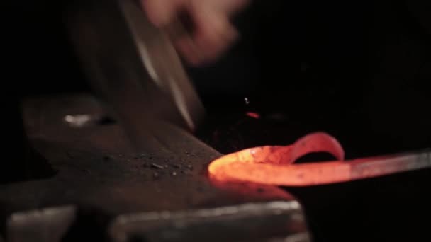Der Schmied schlägt mit dem Hammer auf das Metall ein — Stockvideo