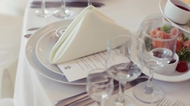 Shot of a napkin and wine glasses at a buffet at a luxury restaurant. Smooth movements — Stock Video