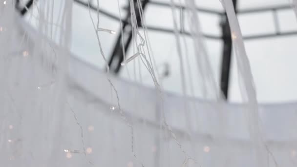 Прозоре скло, декоративні кульки, що висять на весільній арці. творчі, сучасні прикраси для весільної церемонії в сонячних тонах. маленькі білі лампочки — стокове відео