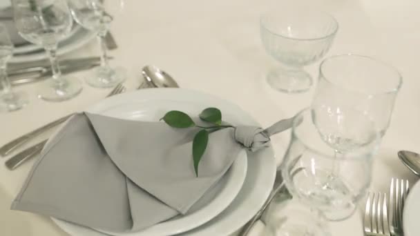 Знімок серветки та келихів для вина у шведському ресторані класу люкс. прикраса серветки — стокове відео