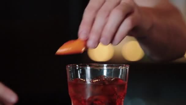 Wystrój koktajlowy. pomarańczowa skóra. zbliżenie. Negroni — Wideo stockowe