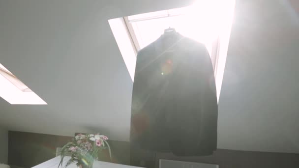 Κοστούμι γαμπρού σε φόντο παραθύρου. Ακτίνες ηλίου — Αρχείο Βίντεο