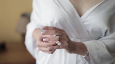 Gelin eli parmağına alyans takıyor. Taşlı alyans. yavaş çekim