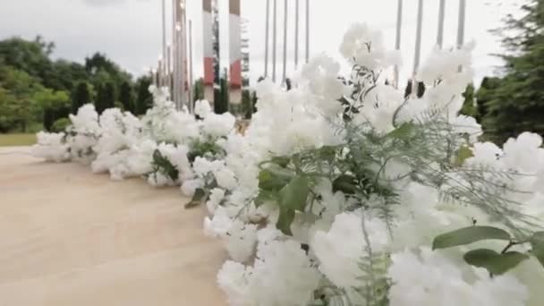 Decoración de arcos florales caseros. Arco de boda decorado con flores. Ceremonia de bodas, Decoración de bodas en el jardín.. — Vídeo de stock