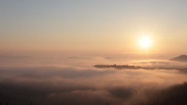 山の上の雲の間の壮大な夕日. — ストック動画