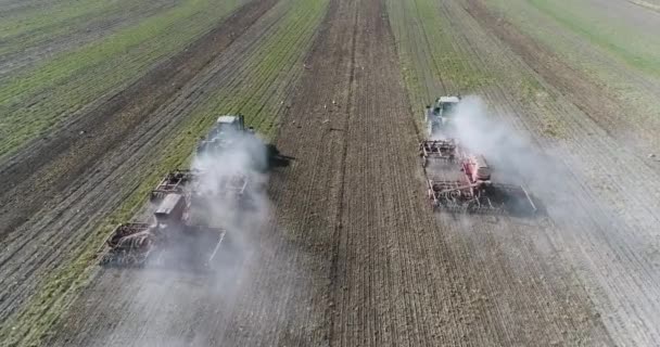 Dron przesuwny strzał rolnika w siewie traktorów, siew upraw rolnych na polu. widok z powietrza — Wideo stockowe