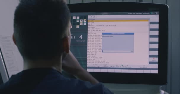 Pantalla de control de máquina CNC. un hombre trabaja en un monitor de máquina CNC. Filmado en cámara RED EPIC-W . — Vídeo de stock