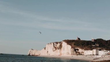Martılar havalanıyor, Etretat 'ın deniz kıyısında. Ağır çekim. Normandiya, Fransa