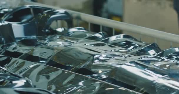Műanyag játékalkatrészek, amelyeket a gyárban gyártanak — Stock videók