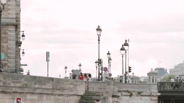 Paris sokaklarında, Seine nehrinin kıyısında. Fenerli yürüyüş yolu — Stok video