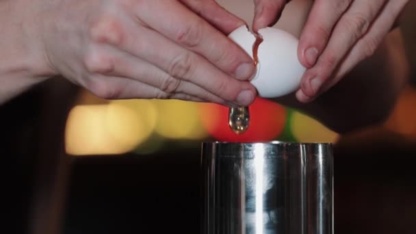 Коктейль с виски. Бармен разбивает яйцо и наливает брызги яйца в стакан с бурбоном, сахарным сиропом и лимонным соком, чтобы смешать . — стоковое видео